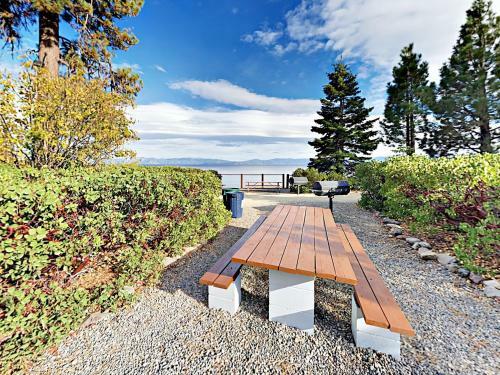 New Listing! Custom Alpine Home With Private Hot Tub Home