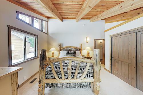 New Listing! Custom Alpine Home With Private Hot Tub Home