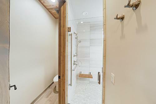 New Listing! Custom Alpine Home With Private Hot Tub Home