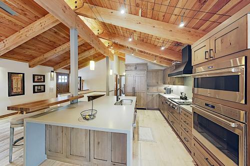 New Listing! Custom Alpine Home With Private Hot Tub Home