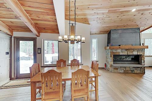 New Listing! Custom Alpine Home With Private Hot Tub Home