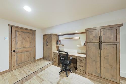 New Listing! Custom Alpine Home With Private Hot Tub Home