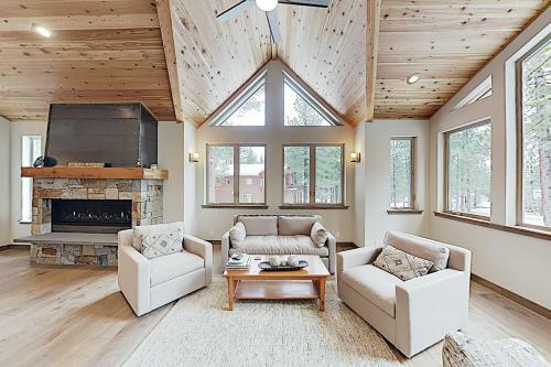 New Listing! Custom Alpine Home With Private Hot Tub Home