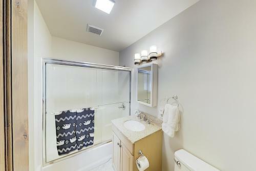 New Listing! Custom Alpine Home With Private Hot Tub Home