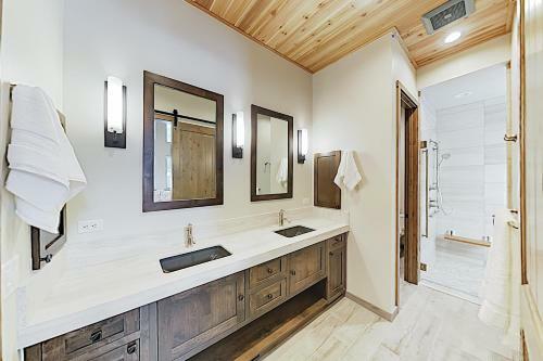 New Listing! Custom Alpine Home With Private Hot Tub Home