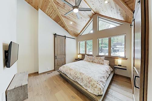 New Listing! Custom Alpine Home With Private Hot Tub Home