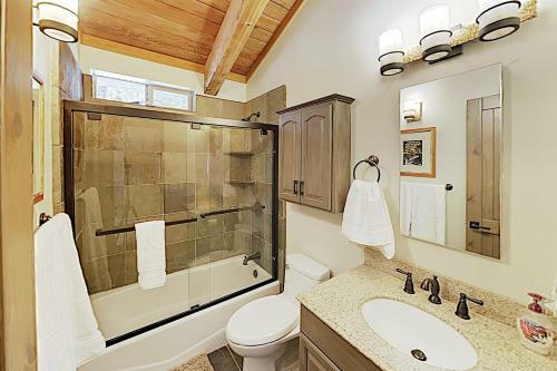 New Listing! Custom Alpine Home With Private Hot Tub Home