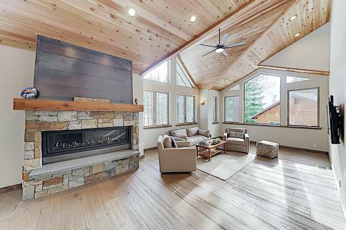 New Listing! Custom Alpine Home With Private Hot Tub Home