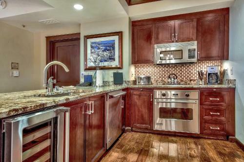 Apartamento Luxury Residence With Ritz Amenities At Constellation Condo