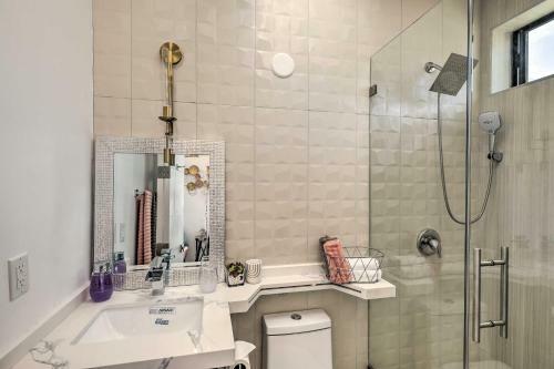 Chic West Coast Escape With Patio 3 Mi To Beach