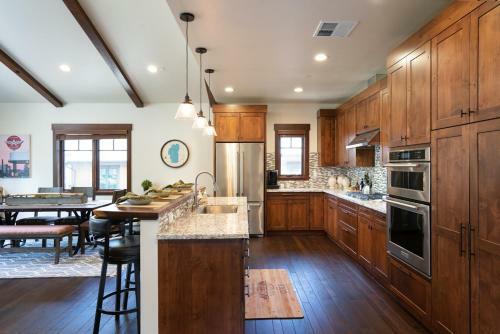 New Listing! Luxury 3bd Residence On Gray's Crossing Golf Course