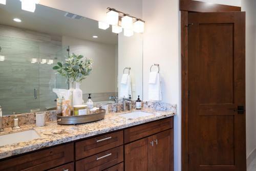 New Listing! Luxury 3bd Residence On Gray's Crossing Golf Course