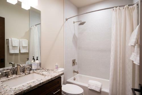 New Listing! Luxury 3bd Residence On Gray's Crossing Golf Course