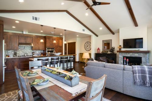 New Listing! Luxury 3bd Residence On Gray's Crossing Golf Course