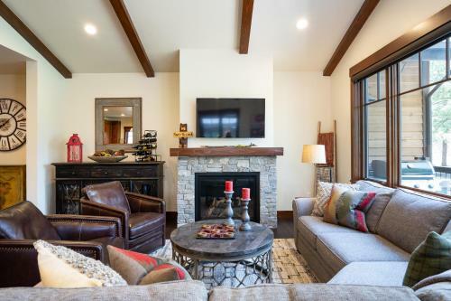 New Listing! Luxury 3bd Residence On Gray's Crossing Golf Course