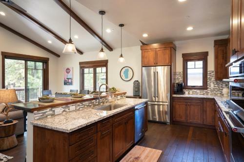 New Listing! Luxury 3bd Residence On Gray's Crossing Golf Course