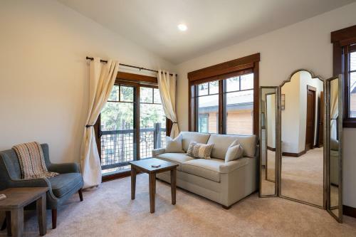 New Listing! Luxury 3bd Residence On Gray's Crossing Golf Course