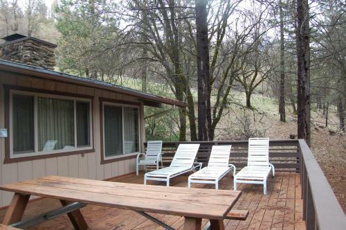 99 Yosemite Mountain Lodge