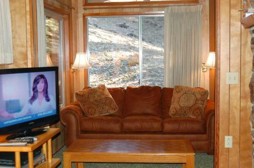 99 Yosemite Mountain Lodge