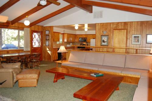 99 Yosemite Mountain Lodge