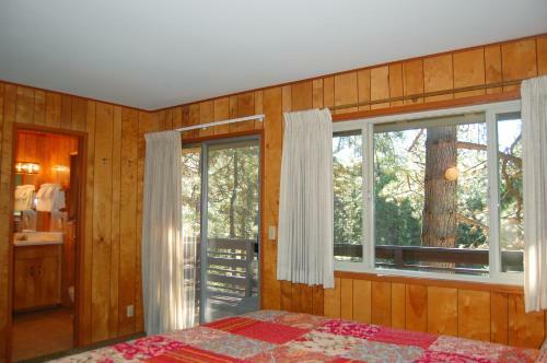 99 Yosemite Mountain Lodge