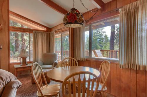 99 Yosemite Mountain Lodge