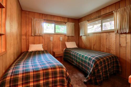 99 Yosemite Mountain Lodge
