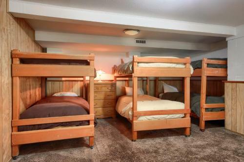 99 Yosemite Mountain Lodge