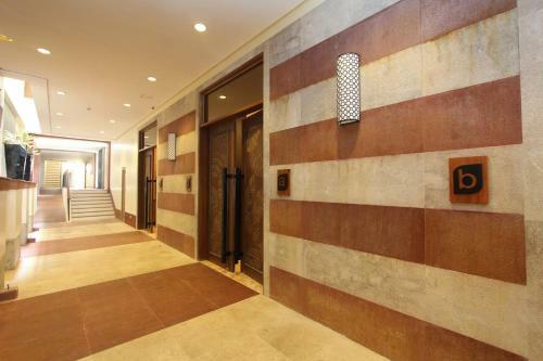 Hotel Crown Regency Beach Resort