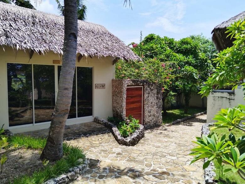 Hotel Tepanee Beach Resort