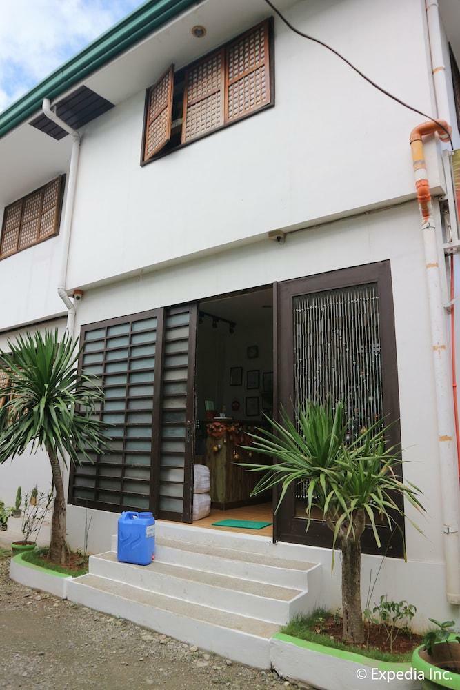 Hotel Reddoorz Plus @ Secret Garden Boracay