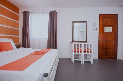 Hostal 8 Colors Beach House Resort