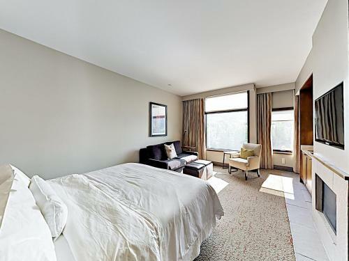 Hotel New Listing! Riverfront Resort Studio With Heated Pool - Gondola To Slopes!