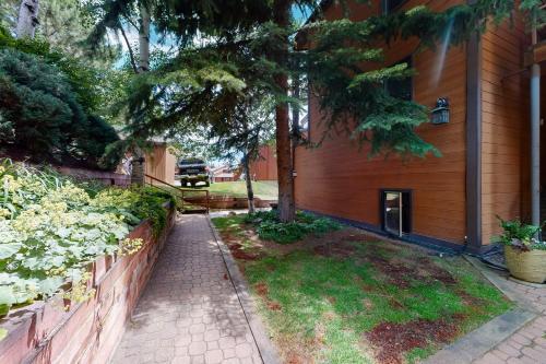 Chic Mountain Views Condo