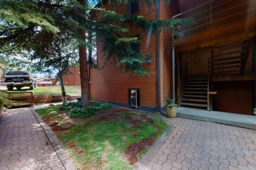 Chic Mountain Views Condo