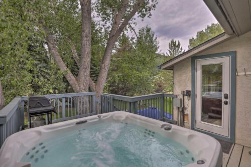 Modern Mountain Escape On Golf Course With Hot Tub!