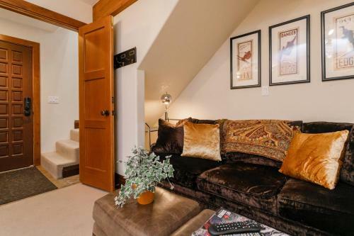 Incredible Two-story Condo On Ajax With Mountain Views