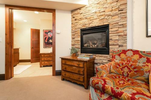 Incredible Two-story Condo On Ajax With Mountain Views