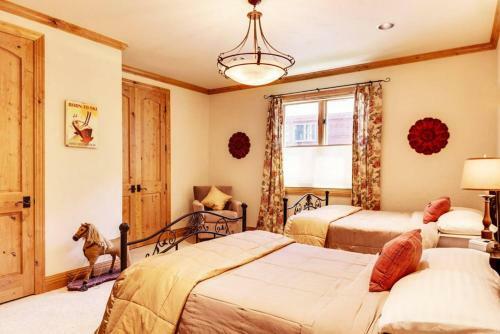 Lazy Fox Lodge In National Forest