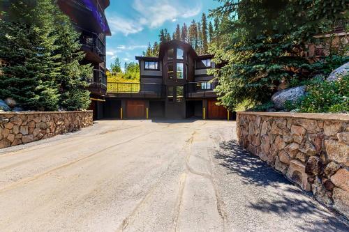 Woods Manor 101a