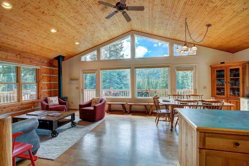 Daniels Mountain View Log Cabin Home
