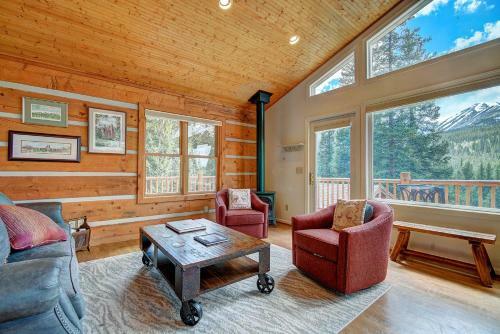 Daniels Mountain View Log Cabin Home