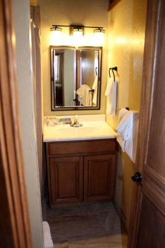 Mill Run #12 - 4 Bedroom / 3 Bath - Beautiful Remodel - Shuttle To Town