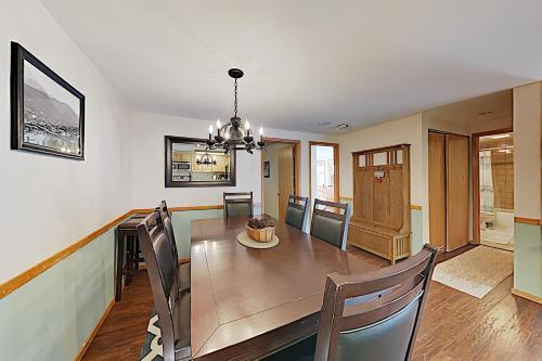 Apartamento New Listing! Ski-in Ski-out Corner Unit