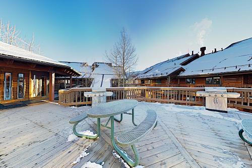Apartamento New Listing! Ski-in Ski-out Corner Unit