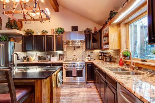 Luxurious & Spacious Home With Hot Tub - Sleeps 24