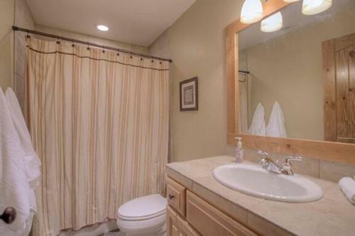 Creekside Home - Great Location & Private Hot Tub!