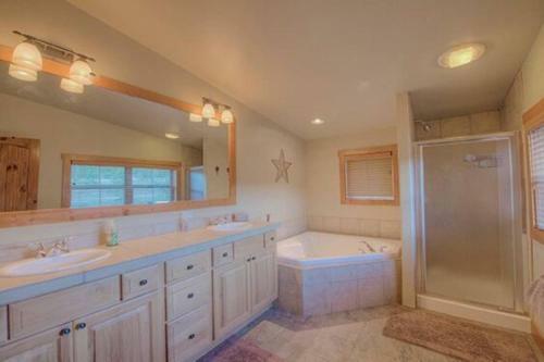 Creekside Home - Great Location & Private Hot Tub!