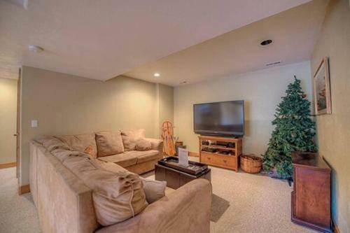 Creekside Home - Great Location & Private Hot Tub!