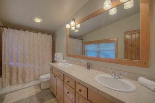 Creekside Home - Great Location & Private Hot Tub!